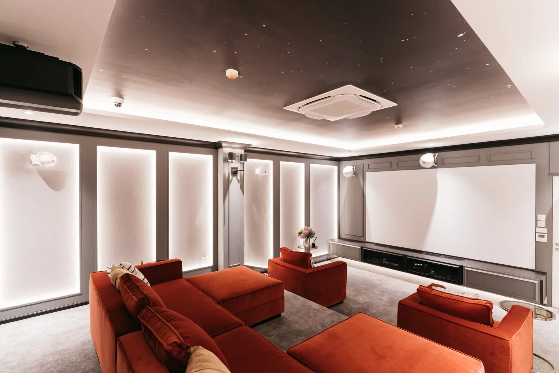 The Title Legendary Bang-Tao: cinema lounge